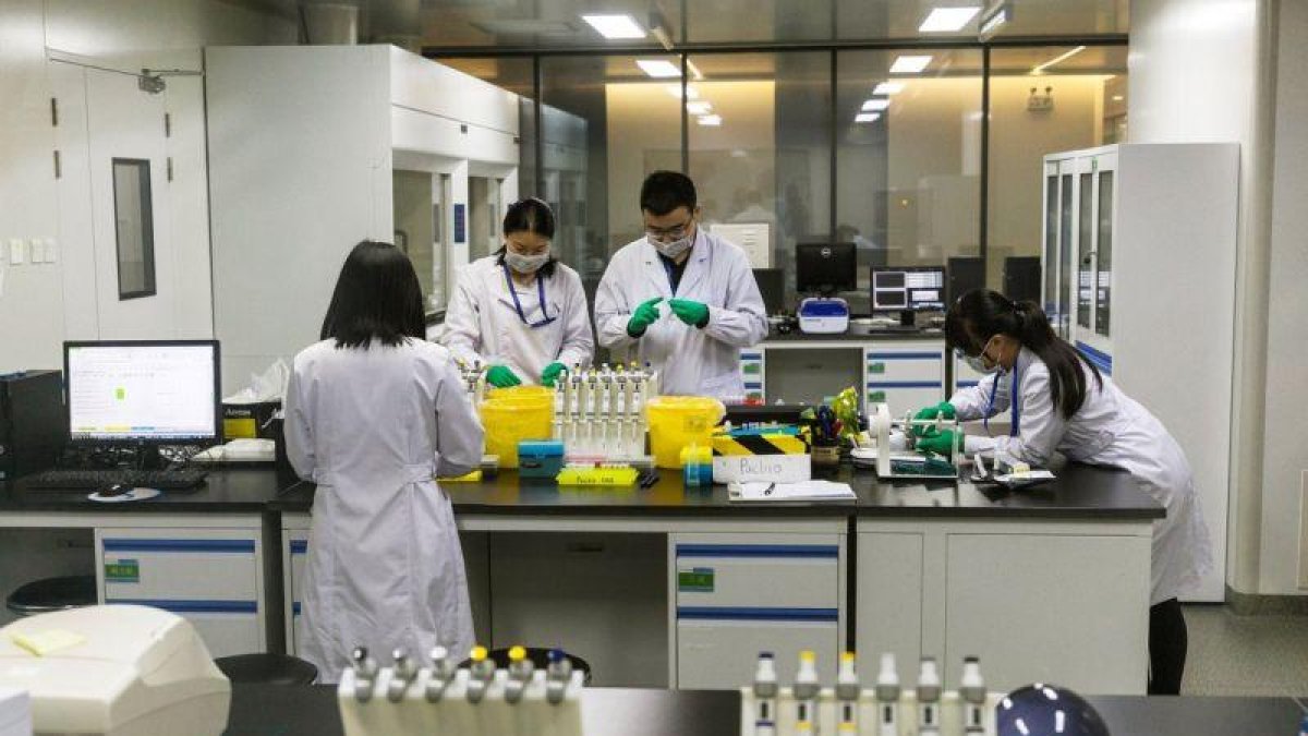 Técnicos trabajan en el laboratorio de investigación  de ADN para la secuenciación de genes en Nanjing.