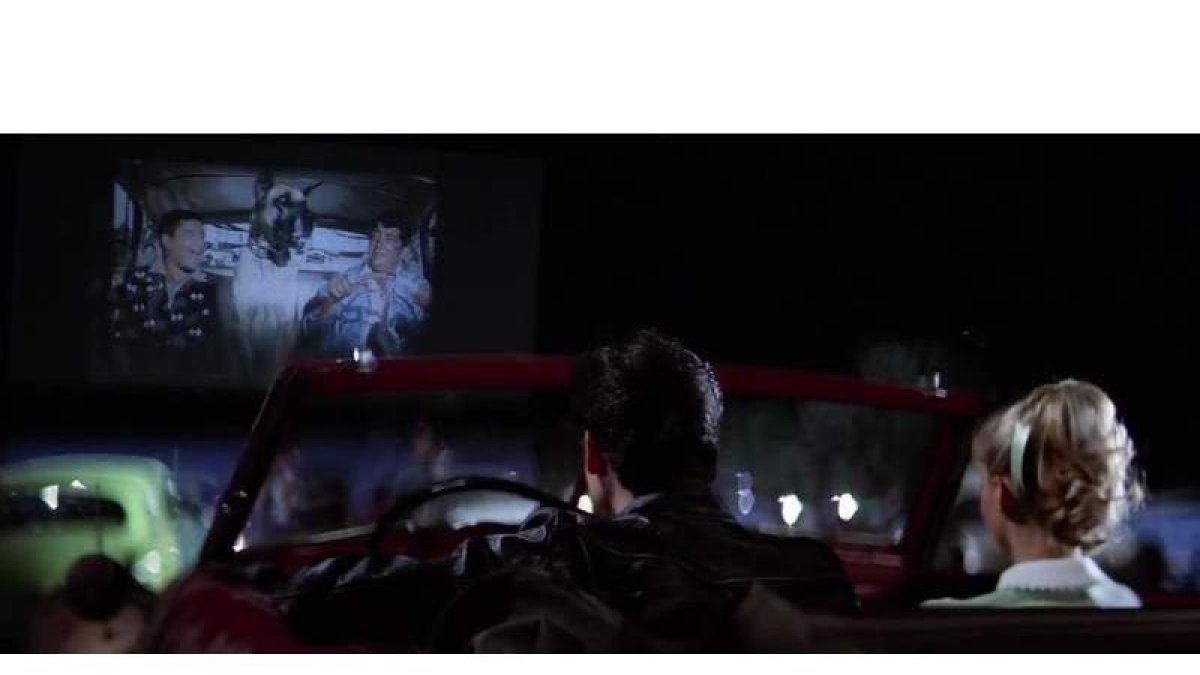 John Travolta y Olivia Newton John en un autocine viendo la película ‘Hollywood or Bust’, protagonizada por Jerry Lewis y Dean Martin. ARCHIVO