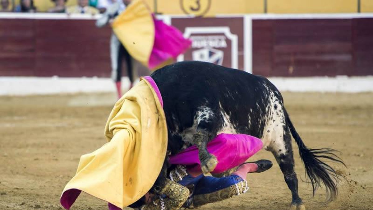 Momento en el que el cuarto toro de la tarde, de nombre 'Traidor', cornea al torero Fran Rivera durante la corrida de la Feria de San Lorenzo de Huesca,