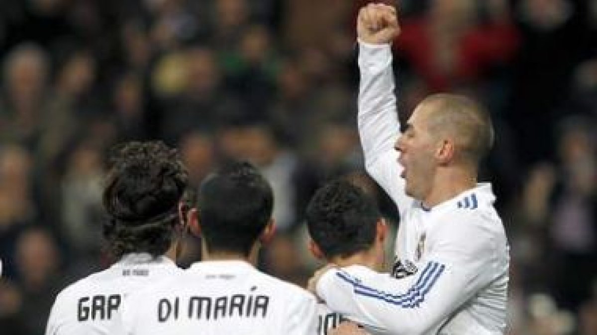 El delantero del Real Madrid celebra su gol, el único del partido, junto a sus compañeros.