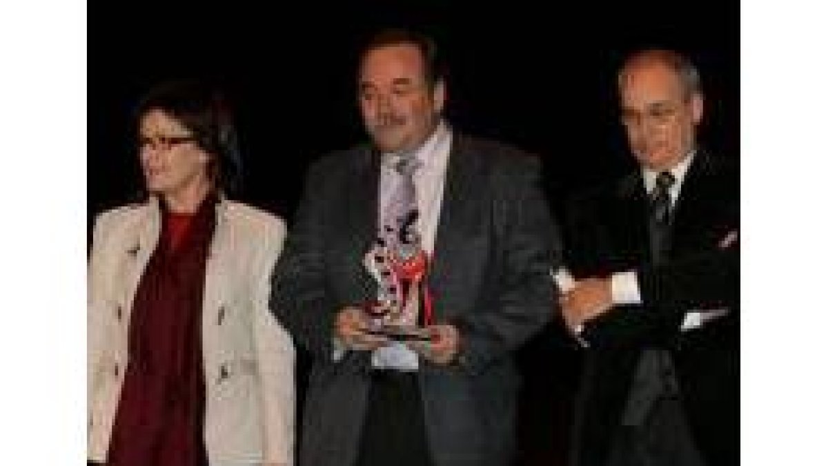 Saavedra, en el centro, tras recibir el pasado miércoles el premio Xarmenta