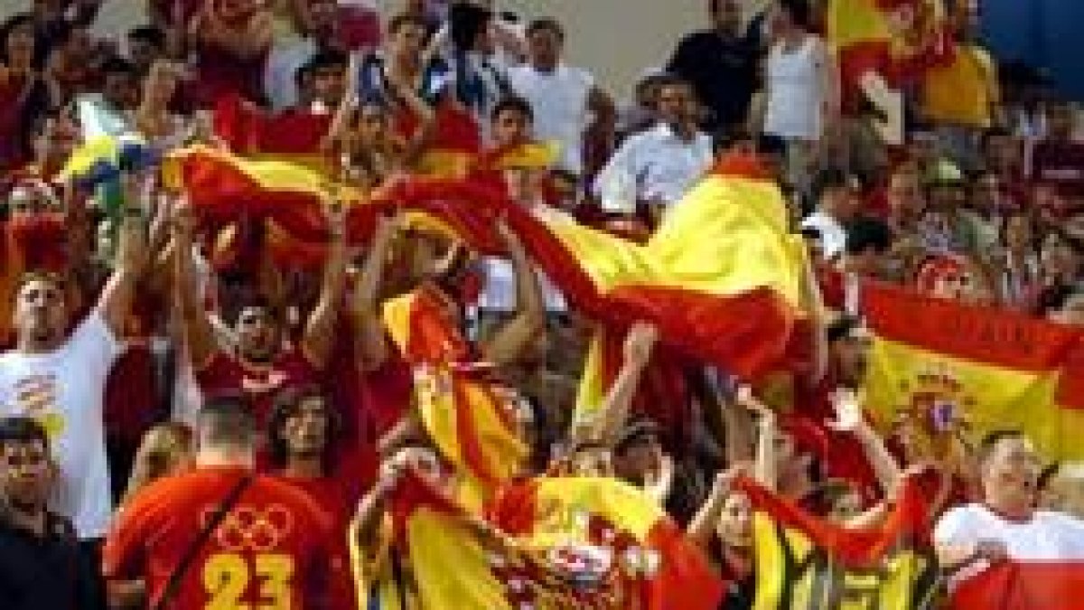 El público español celebra la tercera victoria, décima de la era Pesquera