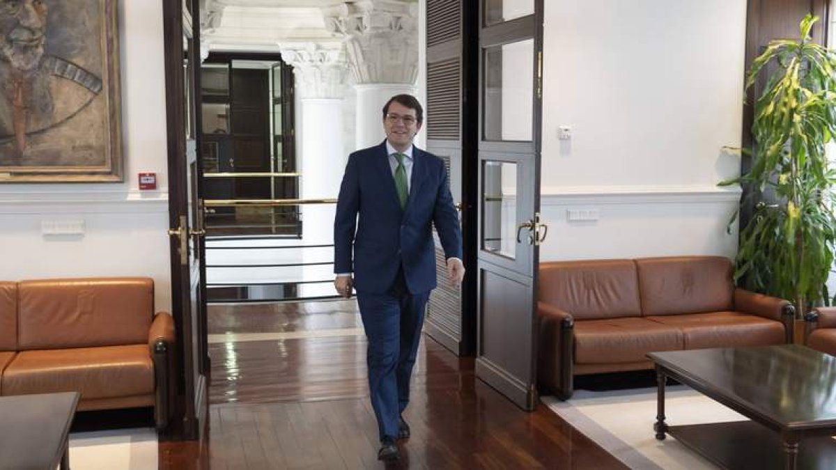 El presidente de la Junta, Alfonso Fernández Mañueco, atraviesa las dependencias de la Junta antes de anunciar la composición de su gobierno. EDUARDO MARGARETO