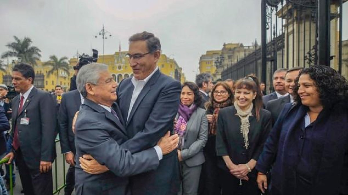 El primer ministro (izquierda) César Villanueva y el presidente de Perú, Martín Vizcarra, en un abrazo previo a la presentación del primer ministro ante el pleno del Congreso para pedir la confianza del Legislativo.