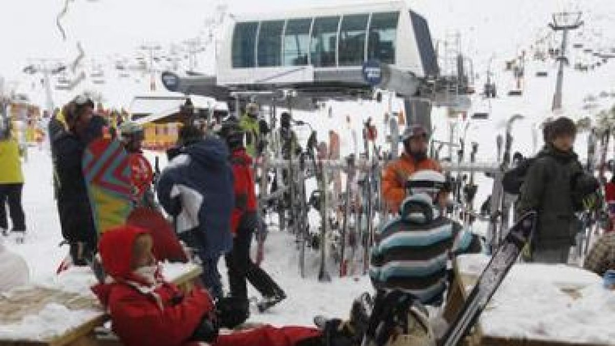 Cientos de esquiadores y amantes del «snowboard» acudieron a San Isidro estos dos días.