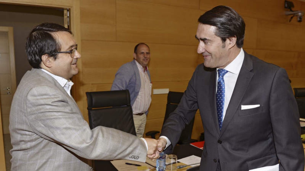 Juan Luis Cepa saluda a Suarez-Quiñones. NACHO GALLEGO