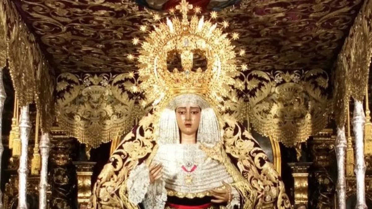 La Virgen de la Piedad con el fajín del dictador Francisco Franco.