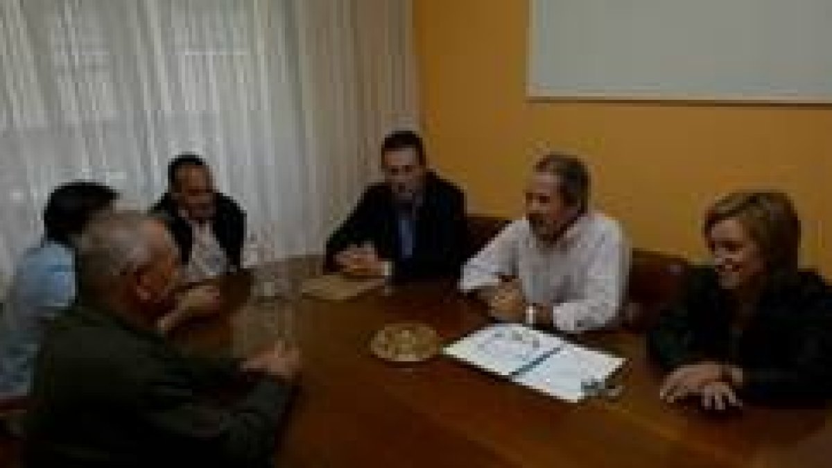 Fátima López Placer, Ángel Escuredo, José Luis Castro y Alfonso Arias en una reunión
