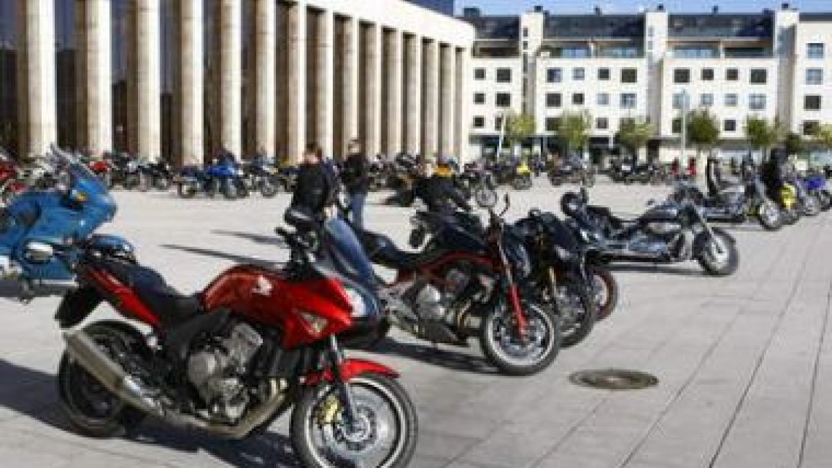 La concentración de motos terminó frente a la delegación de la Junta.