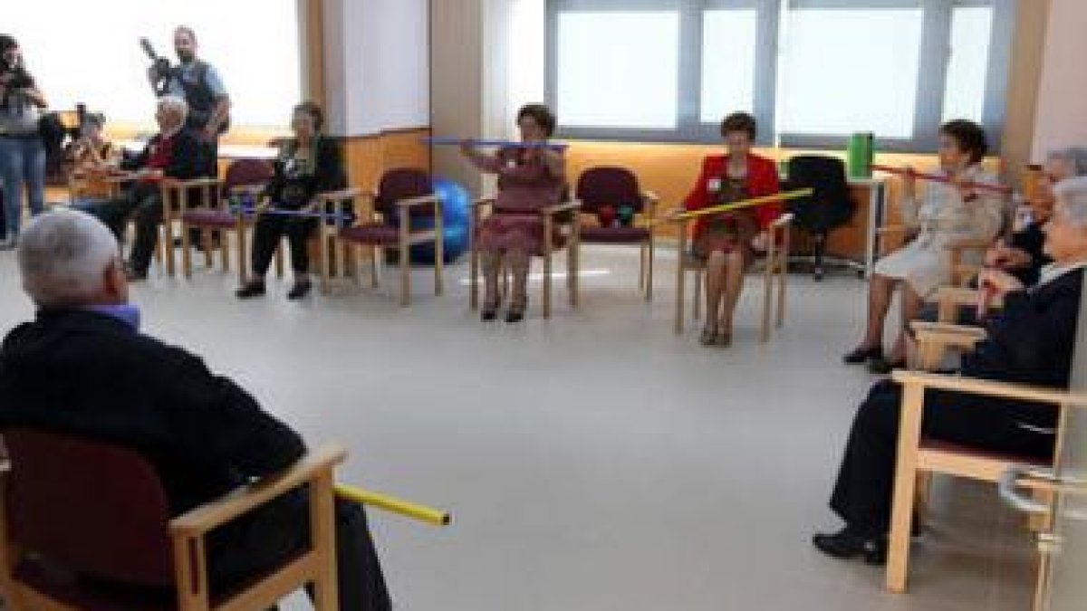 Algunos pacientes del centro del alzhéimer de León realizan ejercicios físicos.