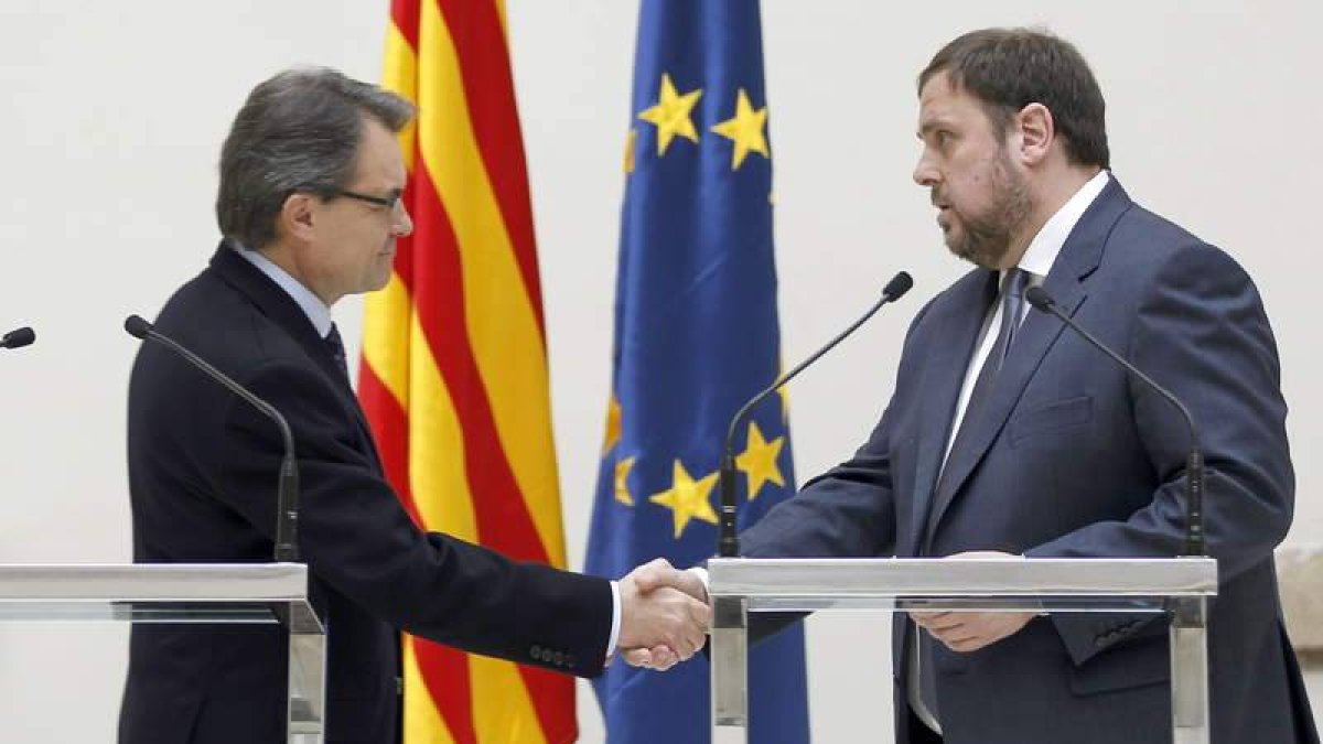 Mas y Junqueras escenificaron ayer la firma del acuerdo de gobernabilidad y estabilidad.