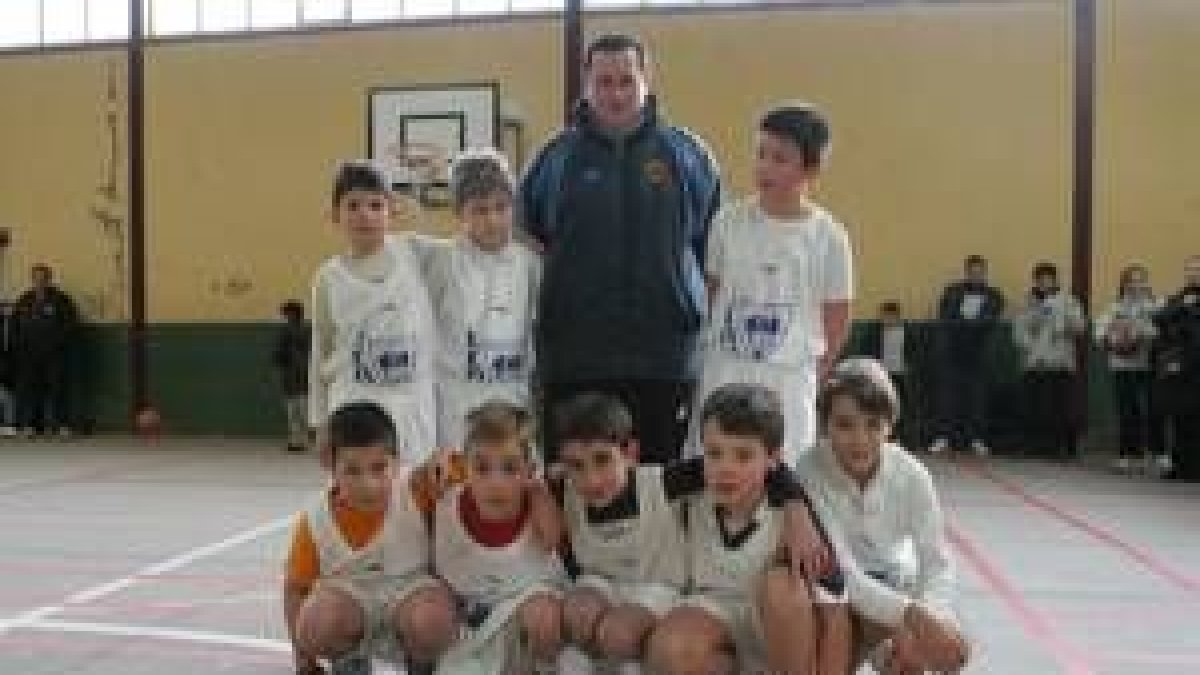 Formación del equipo del colegio Agustinos que milita en la categoría infantil masculino