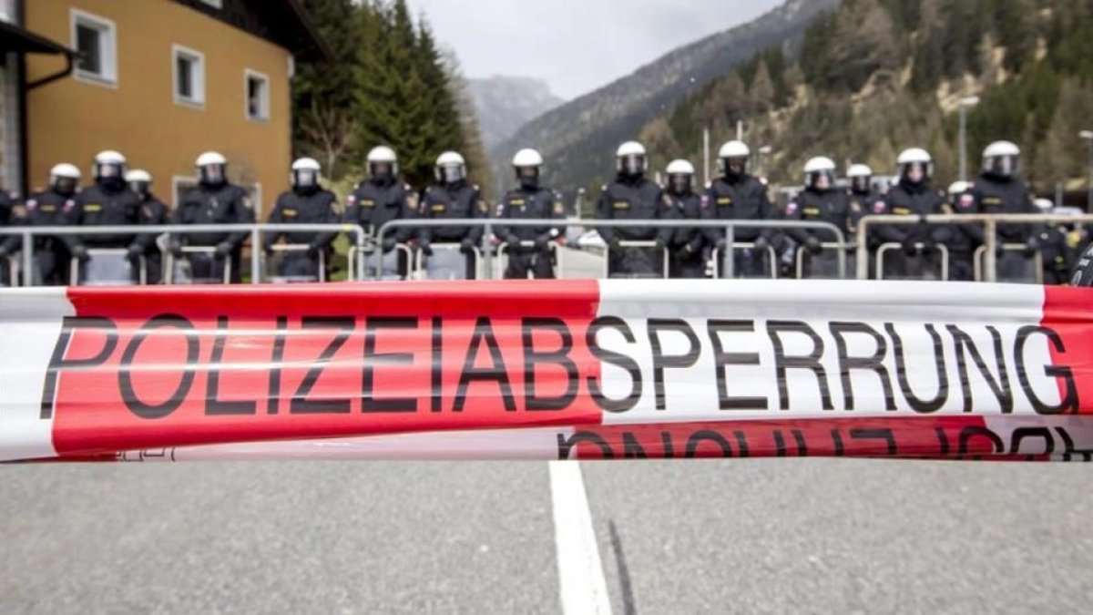 Policías desplegados en la frontera entre Austria e Italia durante una protesta en el 2016.