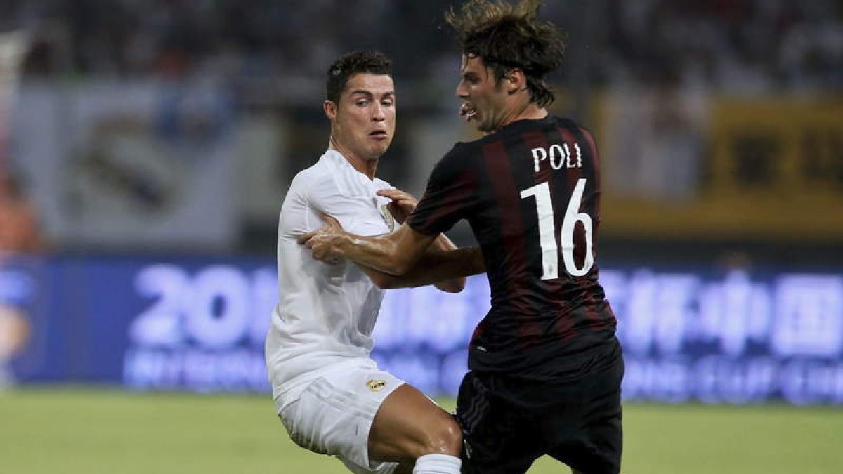 Ronaldo lucha por el balón con el centrocampista del Milan Andrea Poli