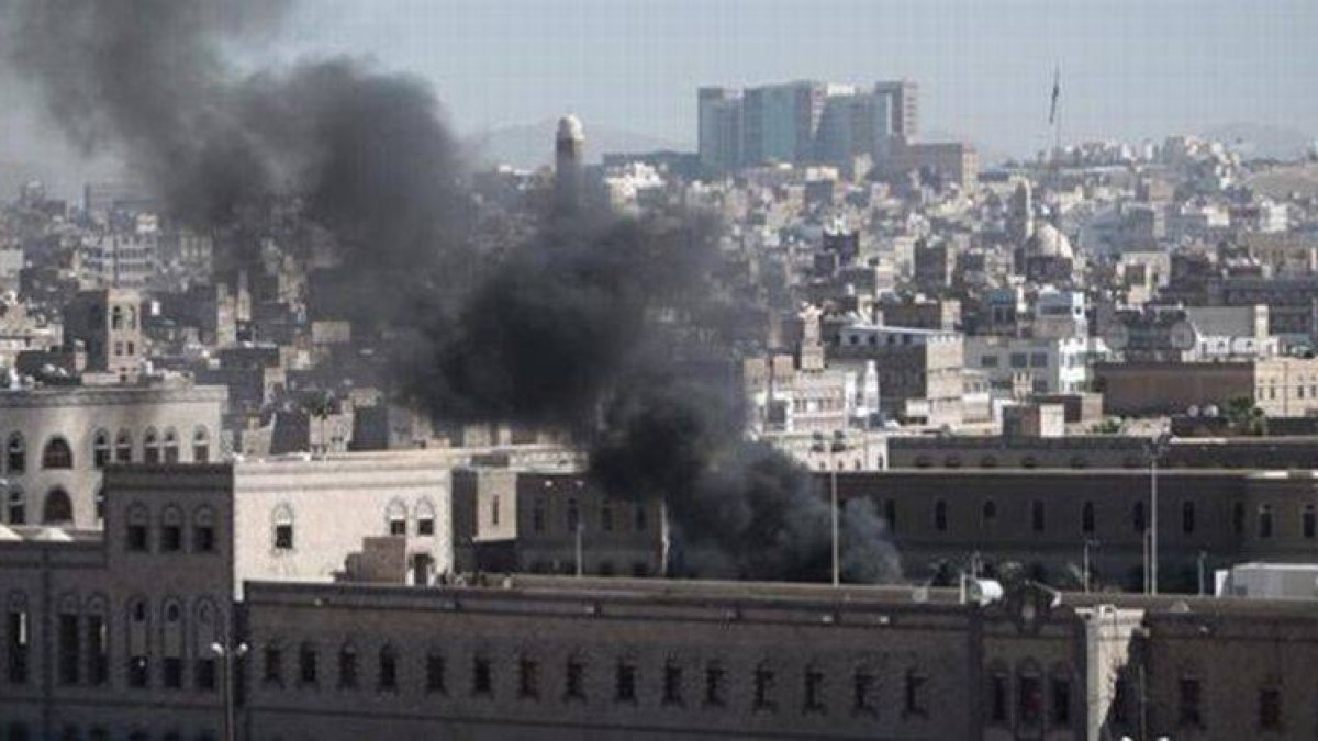 Columna de humo tras el atentado contra el Ministerio de Defensa, en Saná.