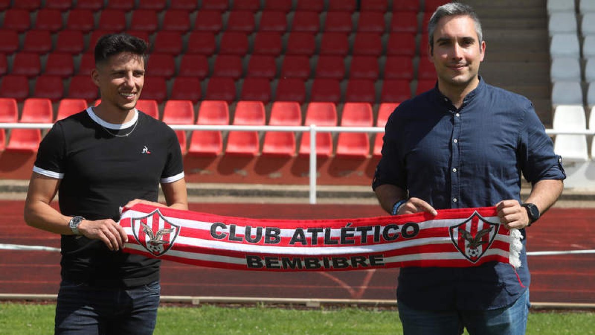 Pablo ‘Kun’ Huerga, a la izquierda, y David Otero el día de su presentación como técnico del Bembibre. L. DE LA MATA