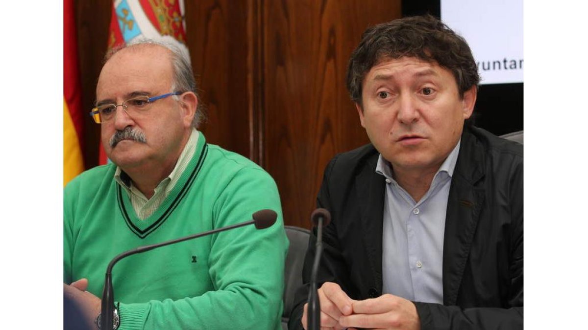 Emilio Cubelos y Samuel Folgueral, ayer en el Ayuntamiento.