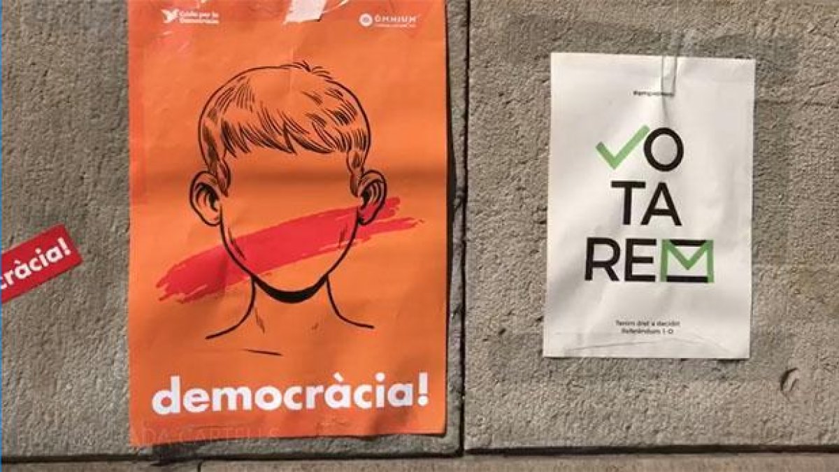 Pegada de carteles en Barcelona a favor del referéndum.