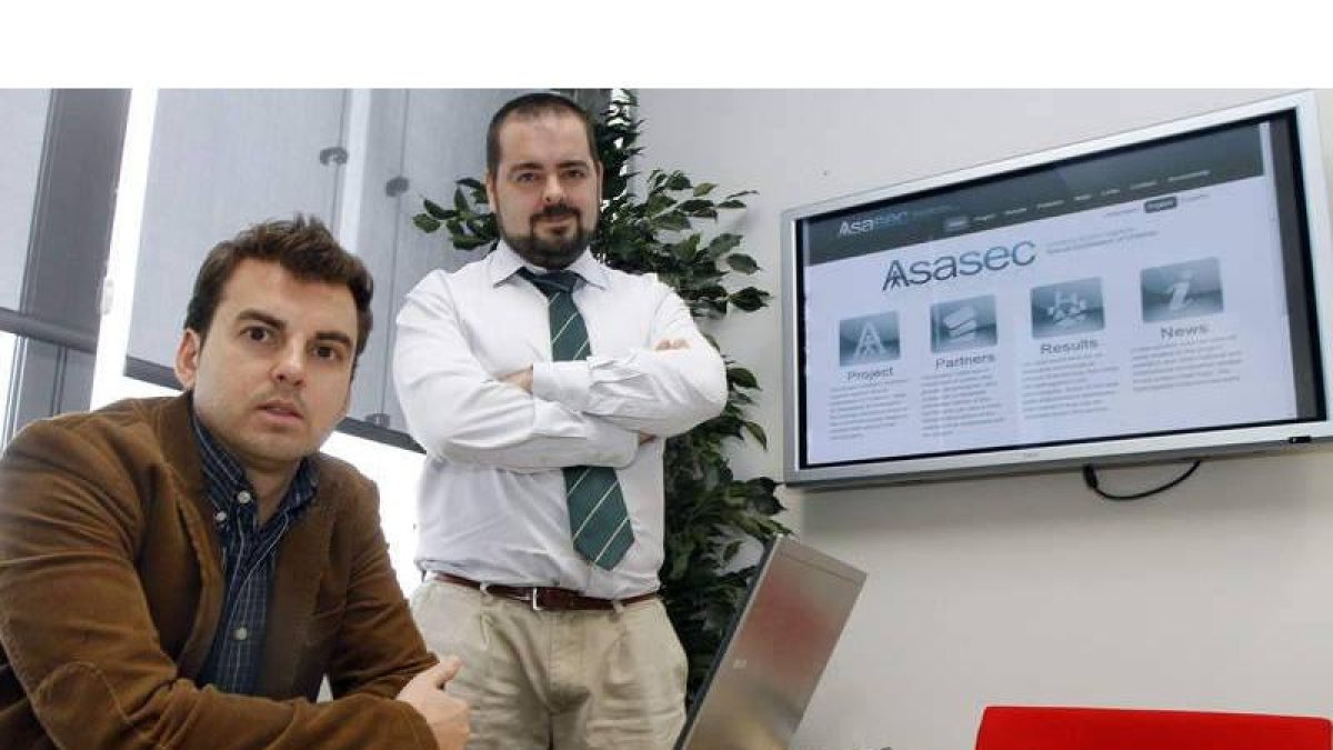 El coordinador de Asasec, Antonio Sepúlveda, y el gerente de Operaciones del Inteco, Alberto López, en la sede del Instituto.