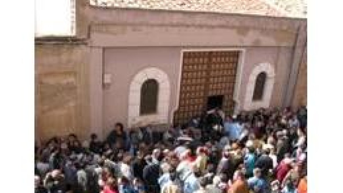 Una gran multitud aguarda el Miércoles Santo el reparto del potaje, en la capilla de Las Angustias