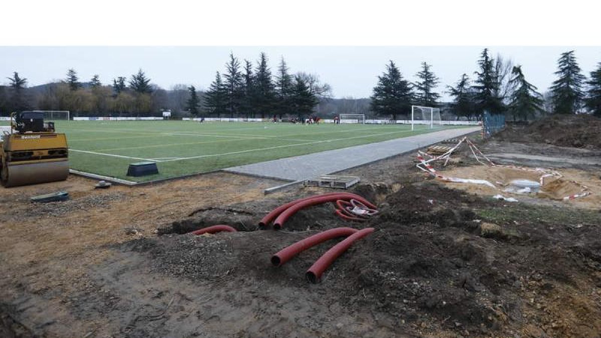 Las obras de los campos de fútbol de césped artificial de La Granja se encuentran como muestra la imagen tomada ayer por la tarde. MARCIANO PÉREZ