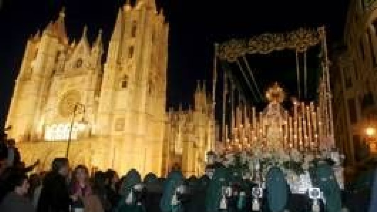 La copia en poliéster de la Virgen del Camino, realizada por Manuel Morán, durante la procesión