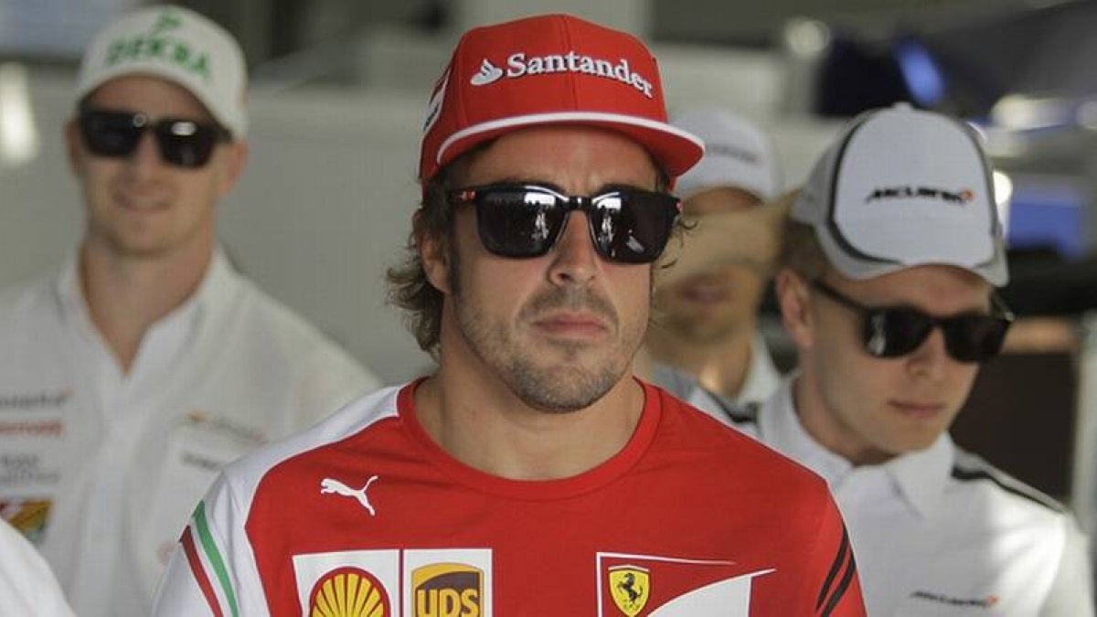 Fernando Alonso, antes de comenzar el GP de Baréin en el circuito de Sakhir.