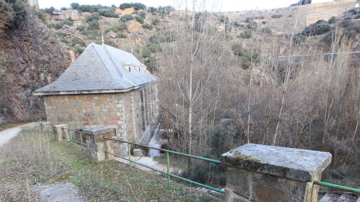 El edificio de la vieja hidroeléctrica parada de la Fuente del Azufre