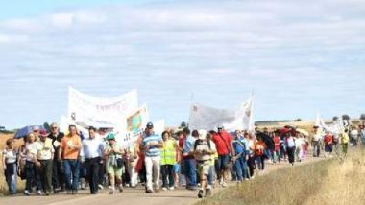 La marcha reivindicativa a su paso entre Villamuñío y Sahelices del Payuelo.
