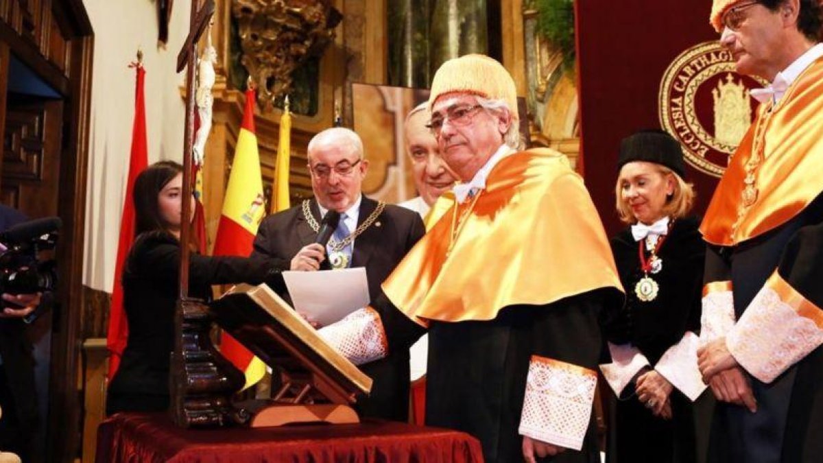 Manuel Lao en el momento de ser investido doctor honoris causa de Universidad Católica San Antonio de Murcia.