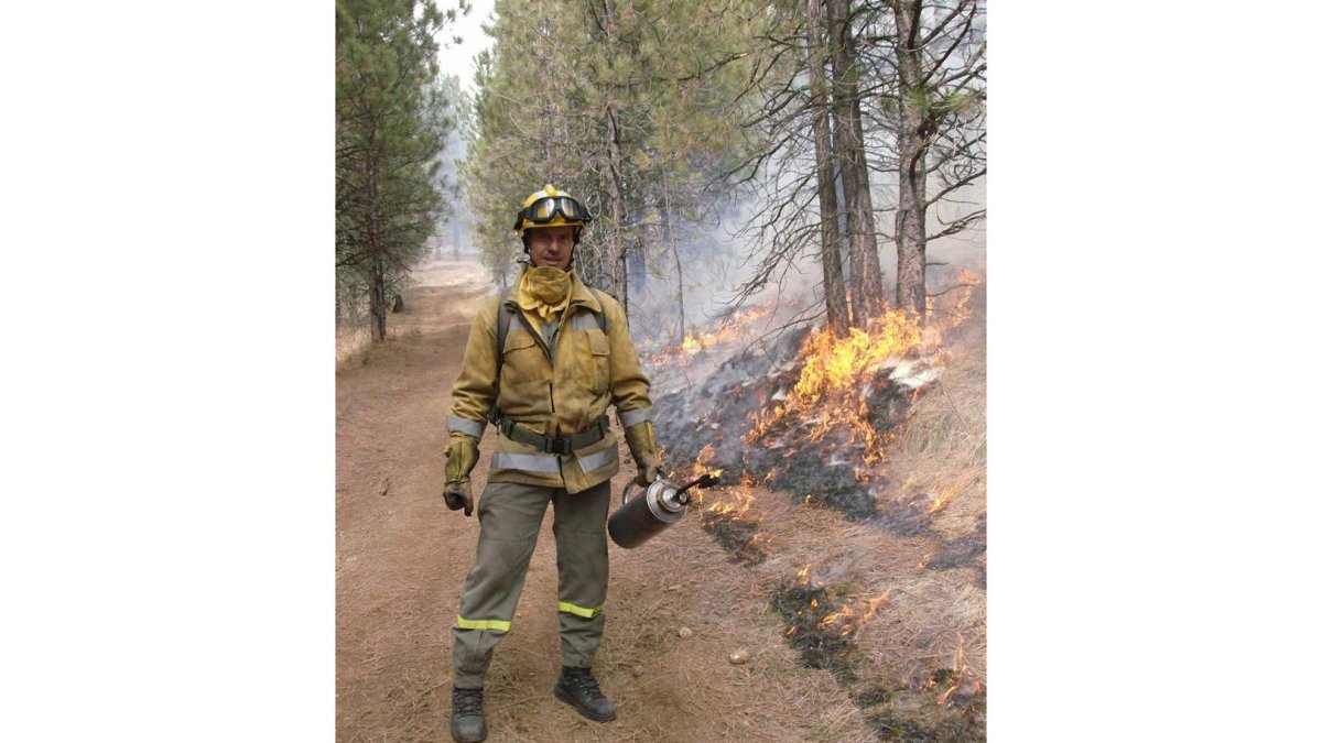 dl Uno de los expertos, realizando una quema en baja intensidad para prevenir incendios.