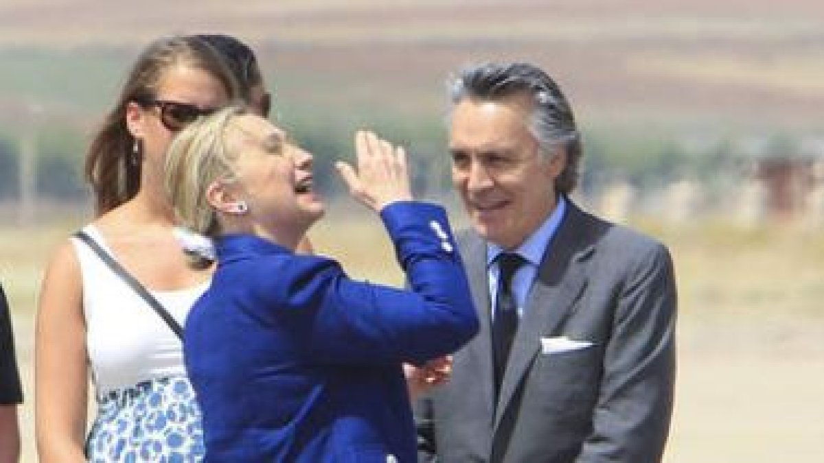 Hillary Clinton a su llegada a la base de Torrejón de Ardoz.