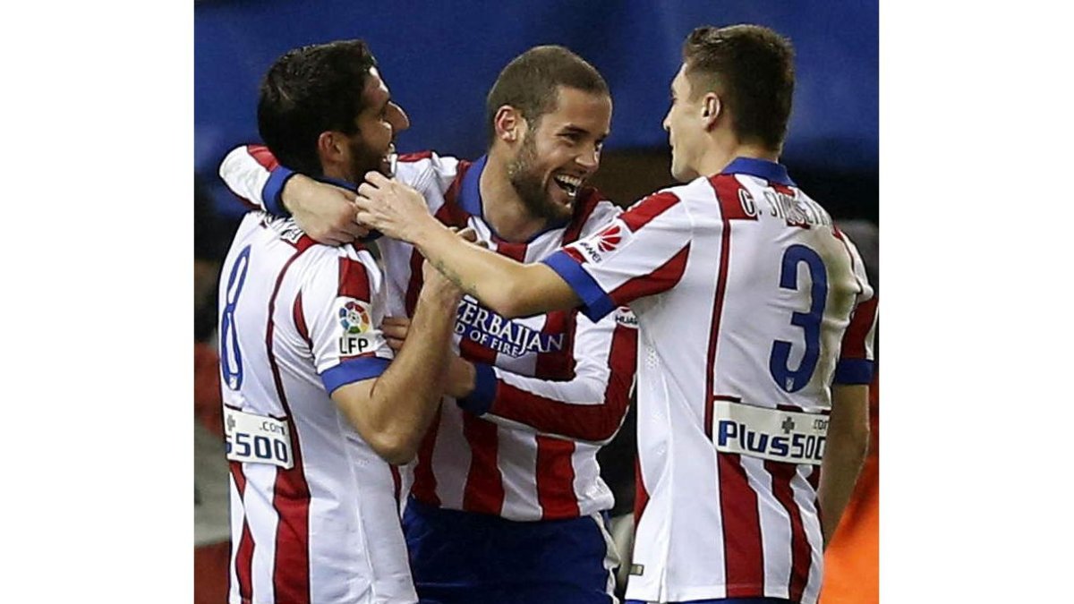 Siqueira y Mandzukic celebran con Raúl García el segundo gol.