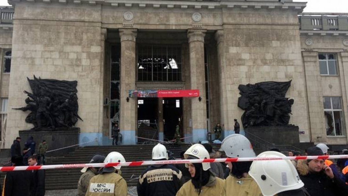 Bomberos y policías, a las puertas de la estación de Volgogrado donde se ha producido el atentado.