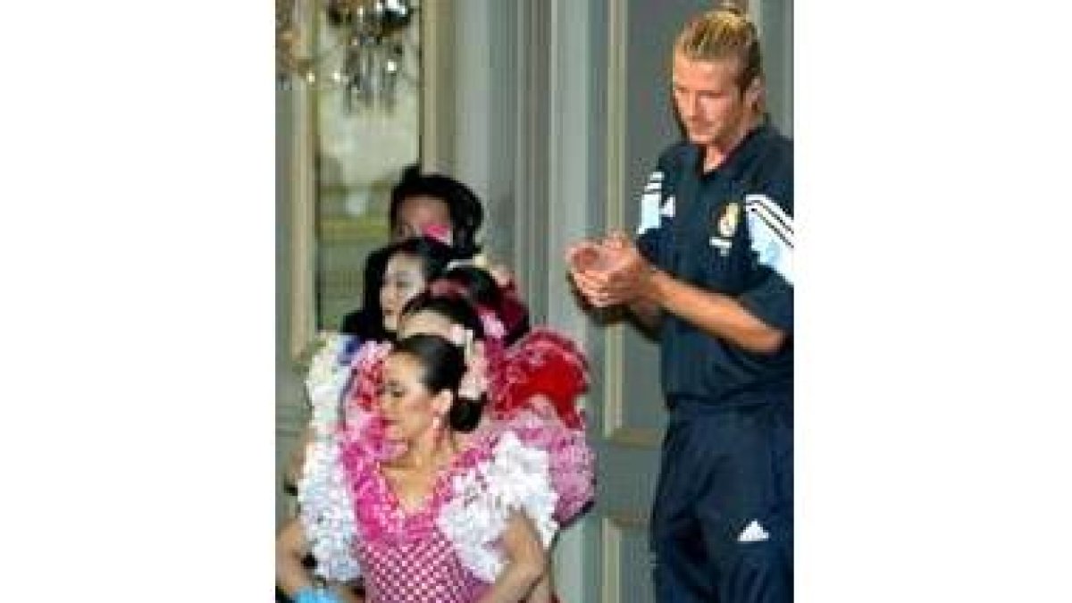 Beckham aplaude durante la recepción de bienvenida a Tokio