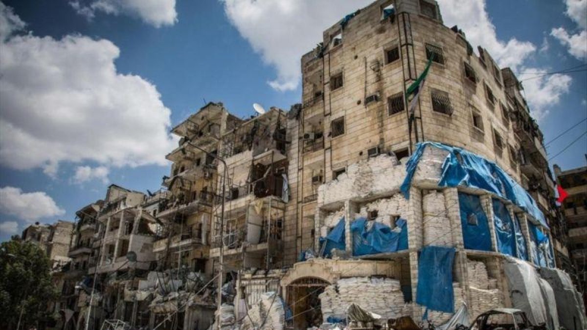 Un hospital reforzado con sacos de arena tras ser bombardeado en abril pasado, en ataques que causaron la muerte de un médico y heridas a varias enfermeras, en el este de Alepo.