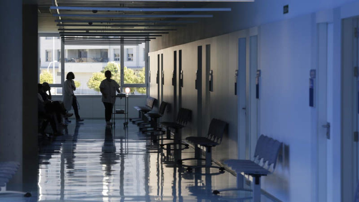 El centro de salud de El Ejido dispone de 3.000 metros cuadrados con luz blanca y azulada. FERNANDO OTERO