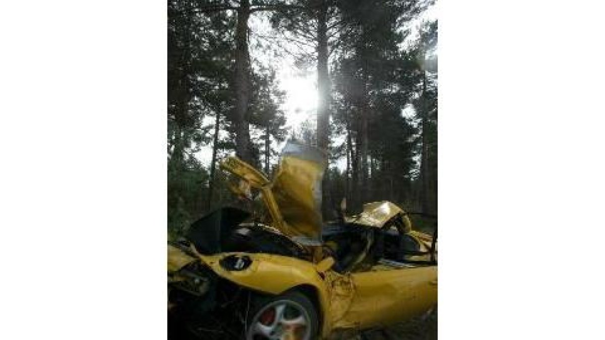 En la foto, una imagen del impactante estado en que quedó el vehículo
