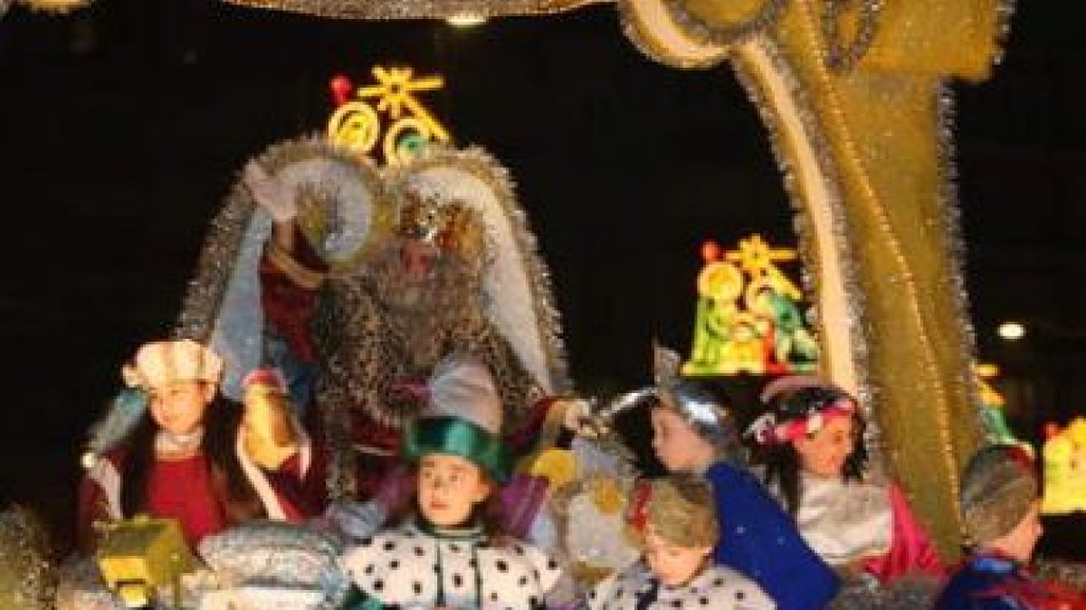 Sus Majestades los Reyes Magos no se olvidan, un año más, de los niños leoneses