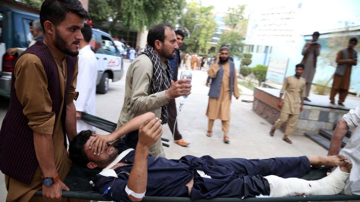 Un hombre porta en camilla a un herido tras un ataque suicida en un acto de campana para las elecciones parlamentarias del proximo 20 de octubre en la provincia de Nangarhar  en Jalalabad  Afganistan   EFE  Ghulamullah Habibi