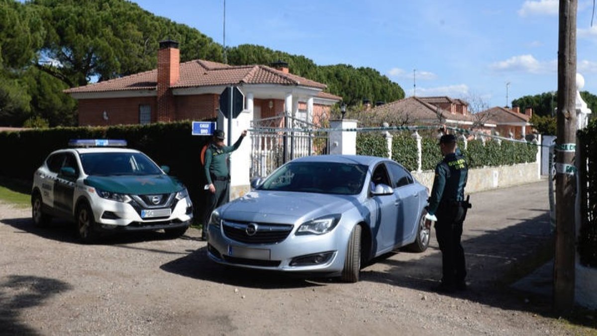 Registro de la Guardia Civil en el domicilio del principal sospechoso. NACHO GALLEGO