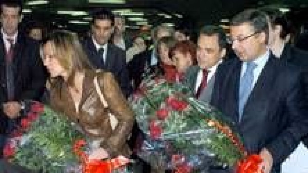 Los socialistas José Blanco y Trinidad Jiménez colocan unos ramos de rosas en la estación de Atocha