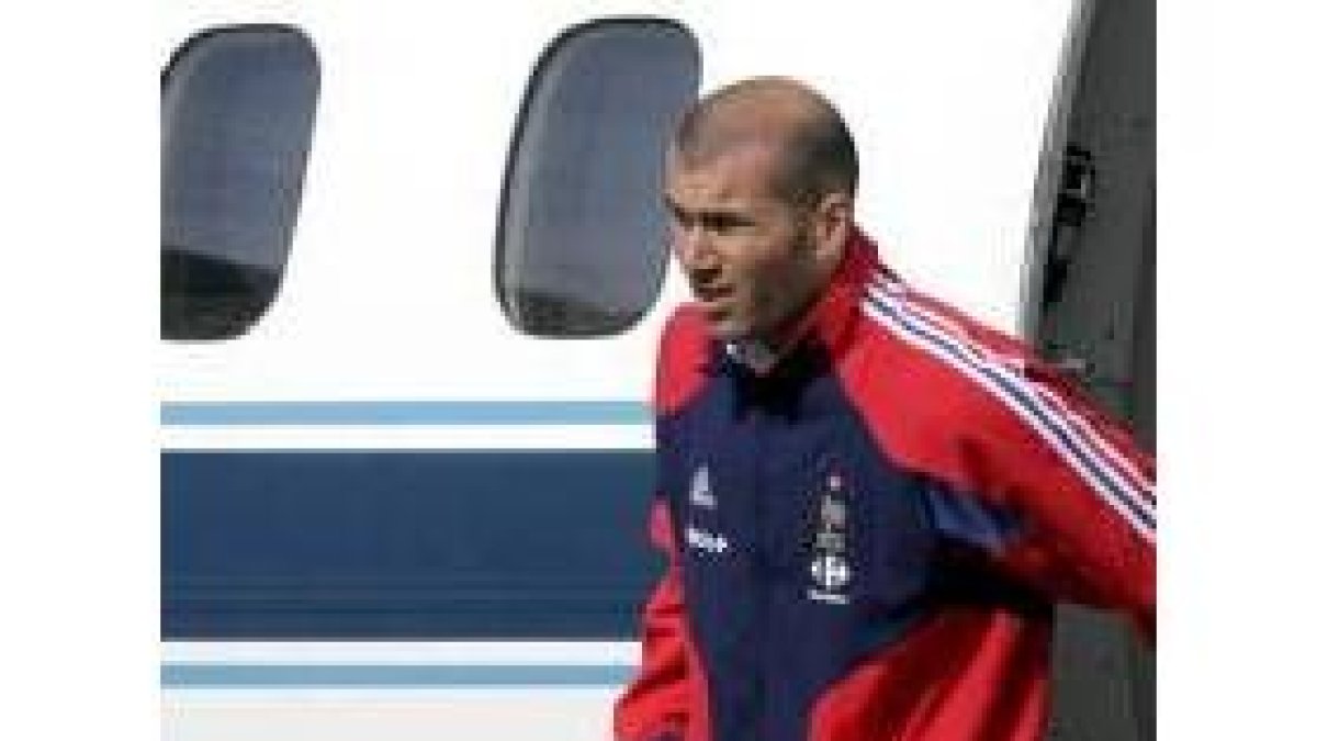 Zidane y la tricolor se la juegan en Zurich, a donde llegaron ayer