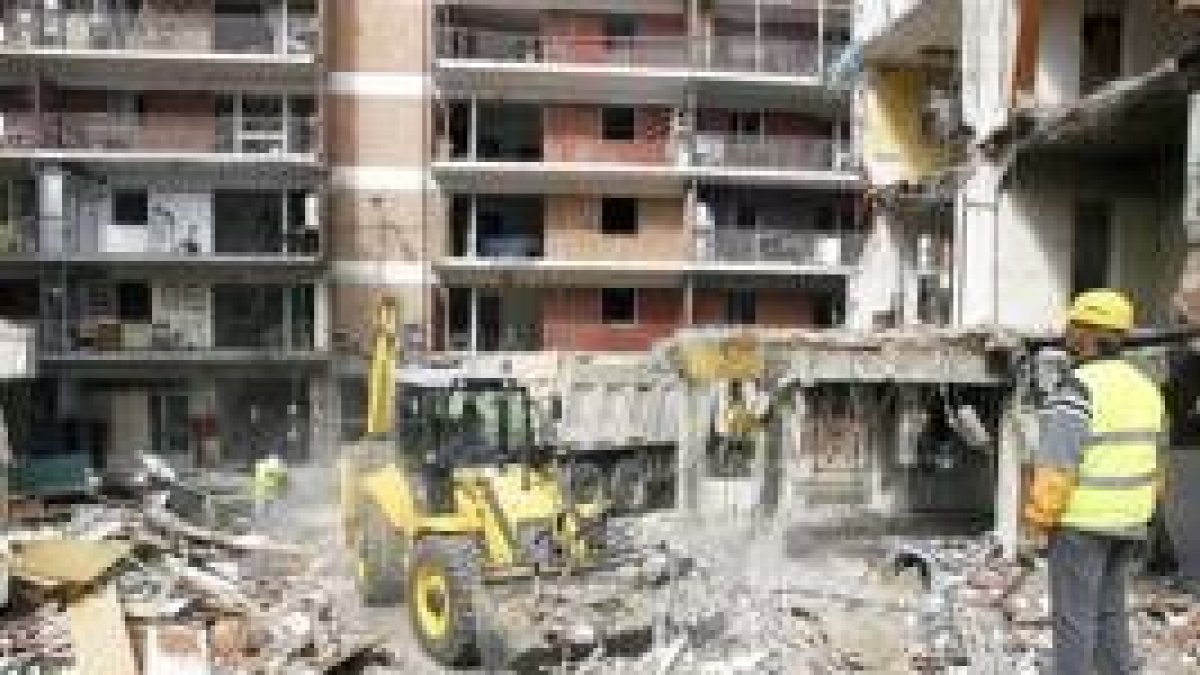 Imagen de archivo de los trabajos de demolición de uno de los bloques afectados por la explosión