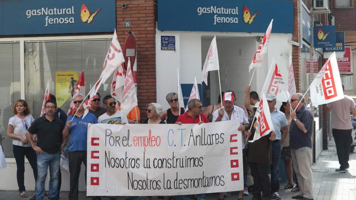 Los trabajadores de Masa Galicia, ayer, a las puertas de la oficina de Gas Natural. L. DE LA MATA