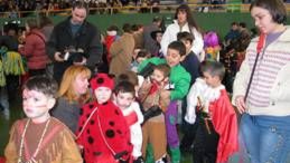 Los niños se divirtieron con sus disfraces en la fiesta organizada en el polideportivo.