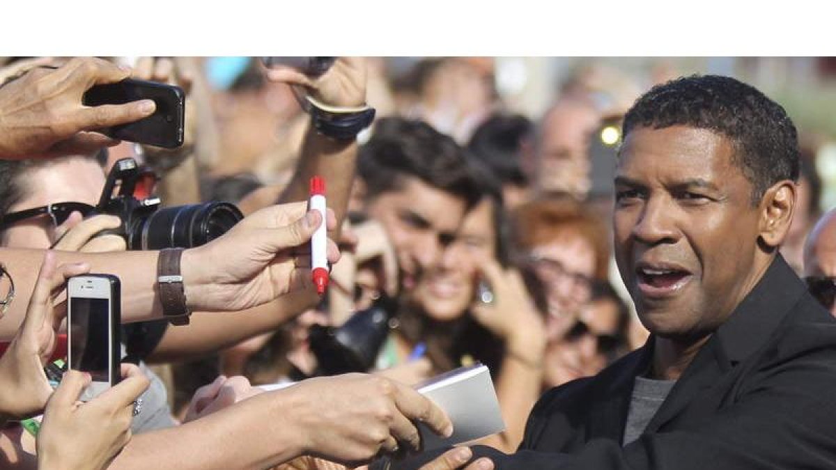 El actor norteamericano Denzel Washington firmó decenas de autógrafos a su llegada al Festival de San Sebastián.