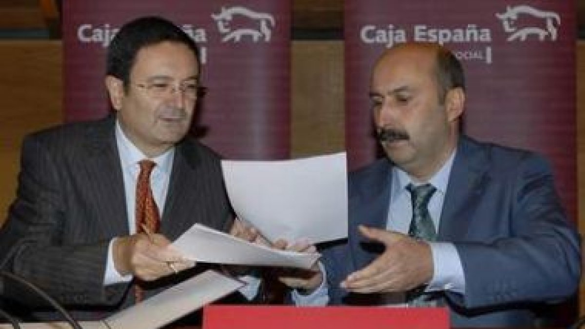 Antonio Feliz Vega y José Manuel Fernández Corral, durante la firma del convenio.