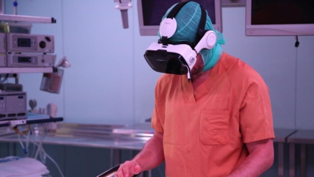 El doctor Víctor Barro, con gafas de realidad virtual