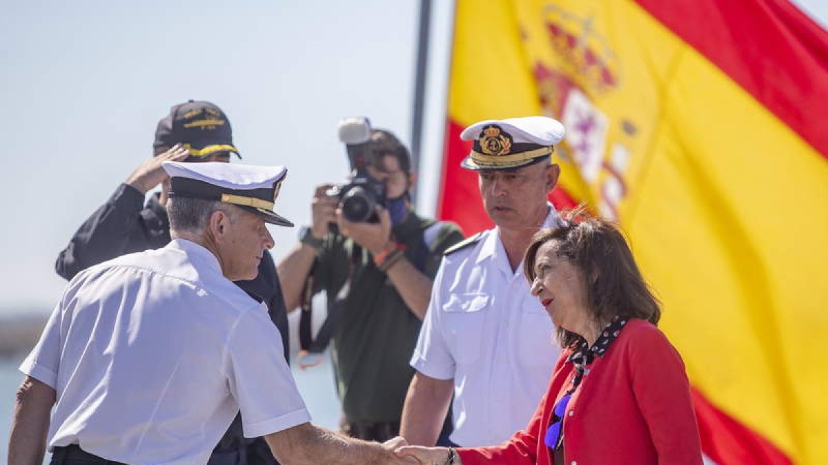 Margarita Robles saluda a los mandos de la fragata ‘Reina Sofía’. ROMÁN RÍOS